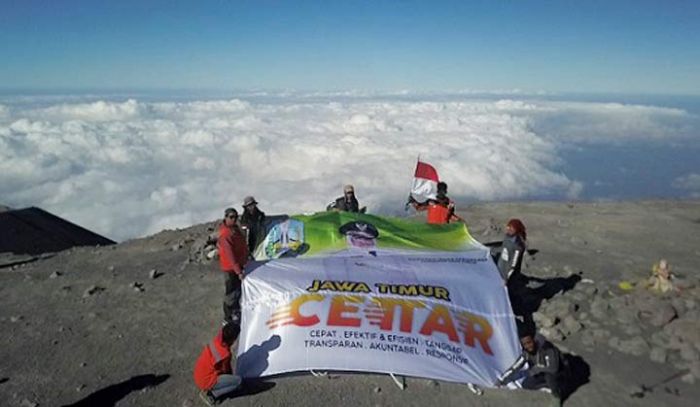 ​Jatim CETTAR Berkibar di Mahameru Puncak Tertinggi Tanah Jawa