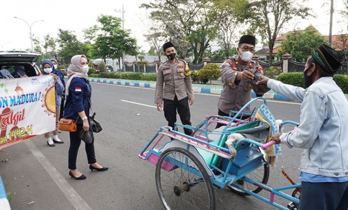 Satbimka Polres Bangkalan Bersama BUMN PNM Mekaar Region Madura 1 Bagikan 500 Paket Takjil Gratis Satbimka Polres Bangkalan Bersama BUMN PNM Mekaar Region Madura 1 Bagikan 500 Paket Takjil Gratis