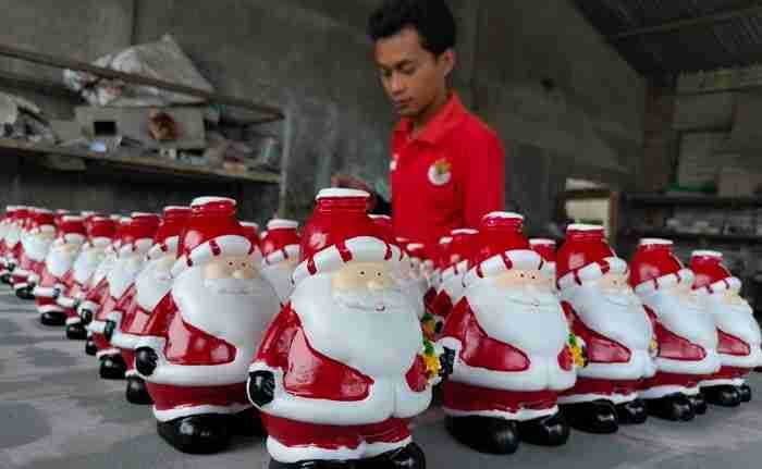 Jelang Natal, Perajin Suvenir Sinterklas di Jombang Kebanjiran Pesanan Jelang Natal, Perajin Suvenir Sinterklas di Jombang Kebanjiran Pesanan
