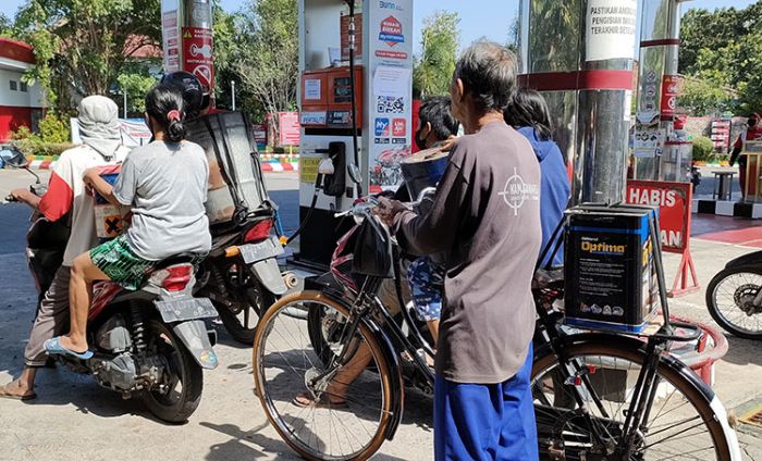 SPBU Paron Kediri Tolak Pembelian BBM Jenis Pertalite Pakai Jeriken dan Drum Kecil SPBU Paron Kediri Tolak Pembelian BBM Jenis Pertalite Pakai Jeriken dan Drum Kecil