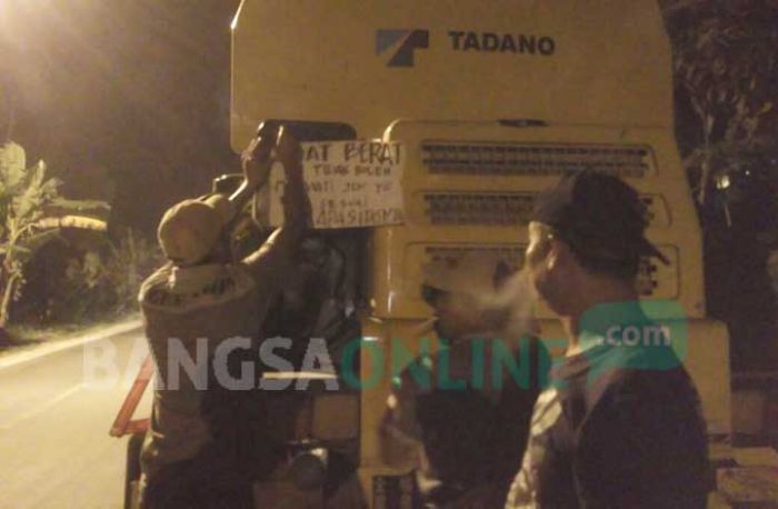 Warga Bangilan Segel Alat Berat Milik Sub Kontraktor Pertamina EP Warga Bangilan Segel Alat Berat Milik Sub Kontraktor Pertamina EP