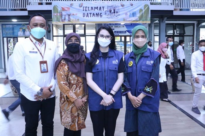 Arumi Bachsin Apresiasi Kampung Kreasi dan Pudak Gallery Arumi Bachsin Apresiasi Kampung Kreasi dan Pudak Gallery