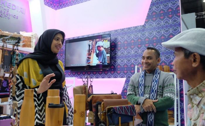 Hadiri Inacraft, Bunda Fey Tunjukkan Kerajinan Berbahan Kayu yang Unik dari Kota Kediri Hadiri Inacraft, Bunda Fey Tunjukkan Kerajinan Berbahan Kayu yang Unik dari Kota Kediri