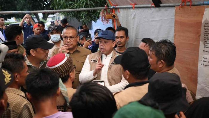 Menteri ATR/BPN Salurkan Bantuan Korban Banjir Bandang di Agam