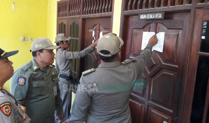Protes Pelantikan Subiyanto, Warga Desa Sukomulyo Gresik Segel Ruang Kerja Kades Protes Pelantikan Subiyanto, Warga Desa Sukomulyo Gresik Segel Ruang Kerja Kades