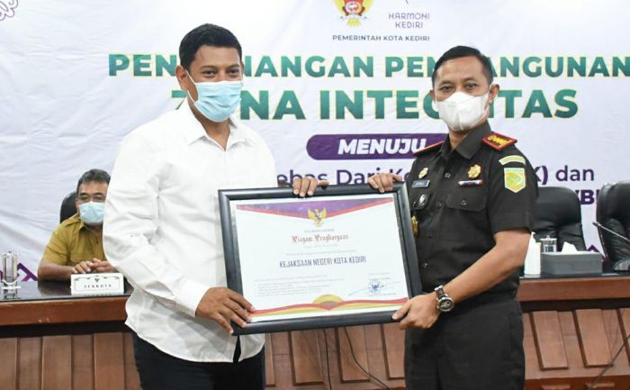 Pemkot Kediri Canangkan Pembangunan Zona Integritas Menuju WBK/WBBM Pemkot Kediri Canangkan Pembangunan Zona Integritas Menuju WBK/WBBM