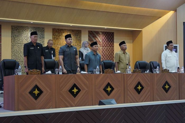 Hadiri Rapat Paripurna DPRD Bahas 3 Raperda, Bupati Lindra: Jawab Dinamika Masyarakat Hadiri Rapat Paripurna DPRD Bahas 3 Raperda, Bupati Lindra: Jawab Dinamika Masyarakat