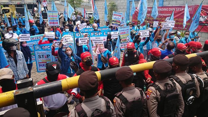 PT Graha Makmur Cipta Pratama Digeruduk Massa dari Serikat Pekerja Gresik PT Graha Makmur Cipta Pratama Digeruduk Massa dari Serikat Pekerja Gresik