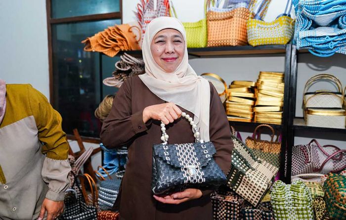 Kunjungi Kampung Produsen Tas Anyam Jali di Ponorogo, Khofifah Siap Dukung UMKM Go Global Kunjungi Kampung Produsen Tas Anyam Jali di Ponorogo, Khofifah Siap Dukung UMKM Go Global