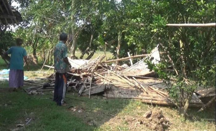 Diterjang Puting Beliung, Mushola di Tuban Rusak Parah Diterjang Puting Beliung, Mushola di Tuban Rusak Parah