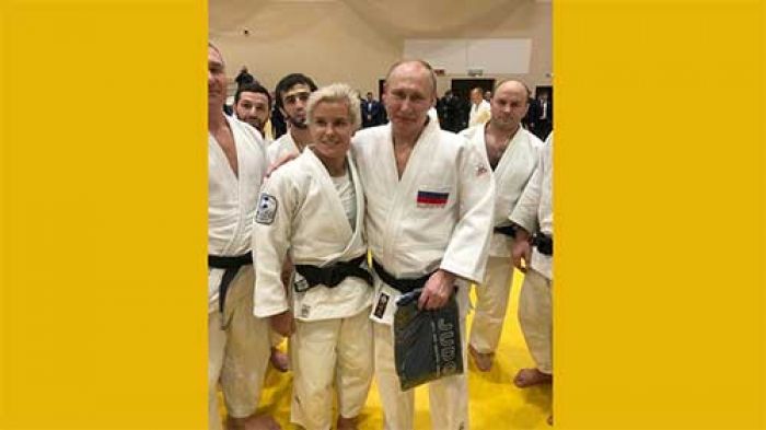 ​Presiden Rusia Vladimir Putin Dibanting Pejudo Cewek
