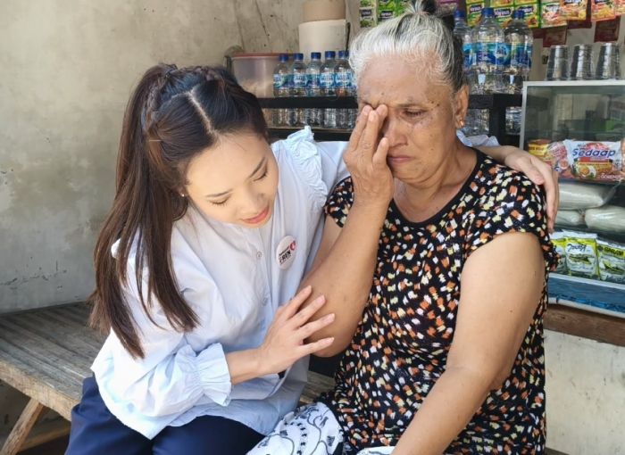 Seorang Ibu di Ngampel Kota Kediri Menangis Haru Dihampiri Bunda Fey dan Regina saat Blusukan Seorang Ibu di Ngampel Kota Kediri Menangis Haru Dihampiri Bunda Fey dan Regina saat Blusukan