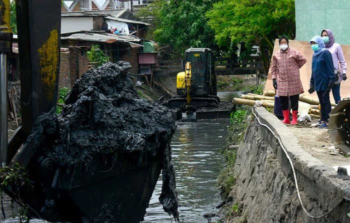Wali Kota Risma Pantau Pengerukan Saluran di Kelurahan Pakis Wetan Wali Kota Risma Pantau Pengerukan Saluran di Kelurahan Pakis Wetan