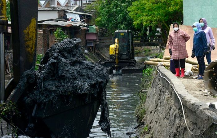 Wali Kota Risma Pantau Pengerukan Saluran di Kelurahan Pakis Wetan