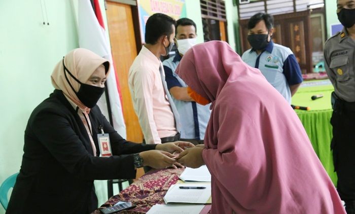 Warga Desa Janti Papar Kediri Bersyukur Terima BLT Pertama Warga Desa Janti Papar Kediri Bersyukur Terima BLT Pertama