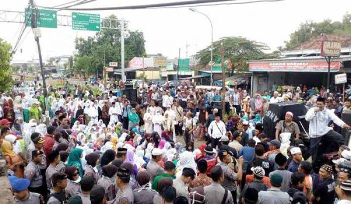 Nisa-Syah Tetap Dikawal Polisi, Meski sudah Dicoret dari Daftar Cabup Mojokerto Nisa-Syah Tetap Dikawal Polisi, Meski sudah Dicoret dari Daftar Cabup Mojokerto