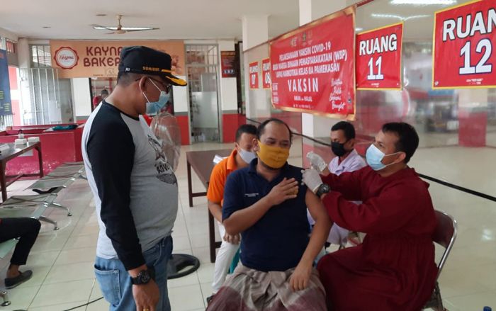 Lapas Narkotika Kelas IIA Pamekasan Gelar Vaksinasi Covid-19 Dosis ke-2 Bagi WBP Lapas Narkotika Kelas IIA Pamekasan Gelar Vaksinasi Covid-19 Dosis ke-2 Bagi WBP