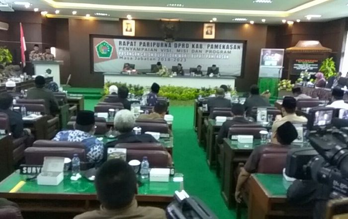 Paslon Berbaur dan Kholifah Perang Visi-Misi di Paripurna DPRD Pamekasan Paslon Berbaur dan Kholifah Perang Visi-Misi di Paripurna DPRD Pamekasan
