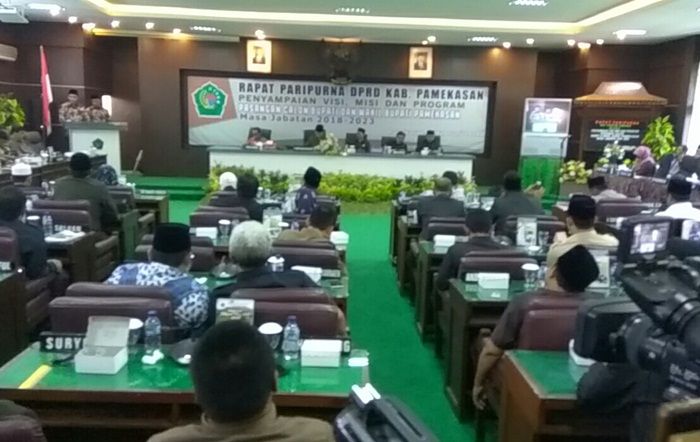 Paslon Berbaur dan Kholifah Perang Visi-Misi di Paripurna DPRD Pamekasan