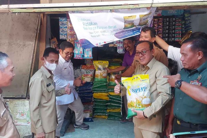 Pertahankan Harga, Bulog Surabaya Selatan Distribusikan Beras SIGAP di Mojokerto Pertahankan Harga, Bulog Surabaya Selatan Distribusikan Beras SIGAP di Mojokerto