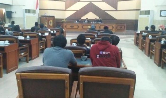 Alasan Bupati Jember Dinilai Sepelekan Interpelasi, Anggota DPRD Jember Tersinggung Alasan Bupati Jember Dinilai Sepelekan Interpelasi, Anggota DPRD Jember Tersinggung