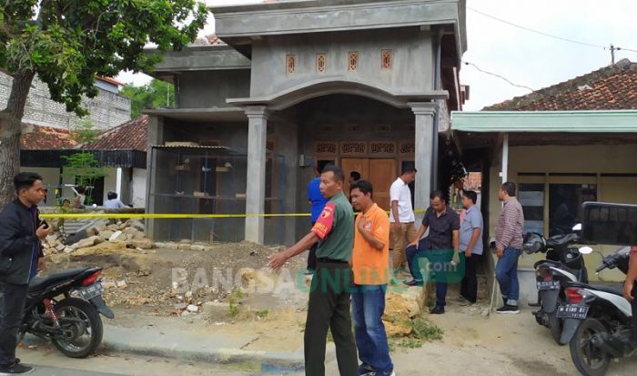 Seorang Anggota Polres Pamekasan Terkapar, Diduga Ditusuk Orang Tak Dikenal Seorang Anggota Polres Pamekasan Terkapar, Diduga Ditusuk Orang Tak Dikenal