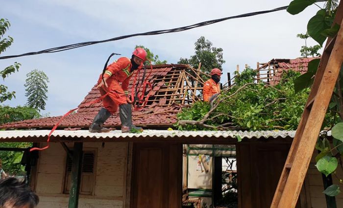 Diterjang Angin Kencang, Satu Rumah di Tuban Rusak Tertimpa Pohon Diterjang Angin Kencang, Satu Rumah di Tuban Rusak Tertimpa Pohon