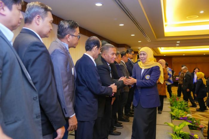 Khofifah Lantik Pengurus IKA Unair DKI Jakarta 2025–2030, Tekankan Penguatan Jejaring