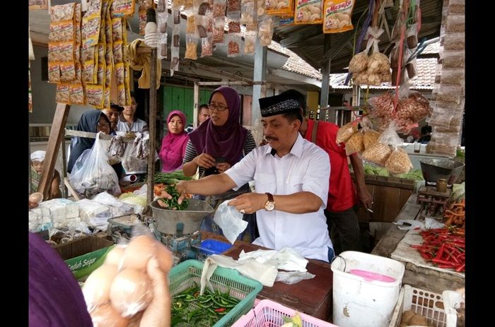 Pedagang di Pasar Keboan Jombang Grogi Dibantu Jualan oleh Gus Syaf Pedagang di Pasar Keboan Jombang Grogi Dibantu Jualan oleh Gus Syaf