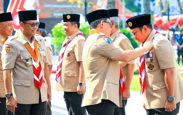 Kalaksa BPBD Jatim Raih Penghargaan di Peringatan Hari Pramuka ke-63 Kalaksa BPBD Jatim Raih Penghargaan di Peringatan Hari Pramuka ke-63