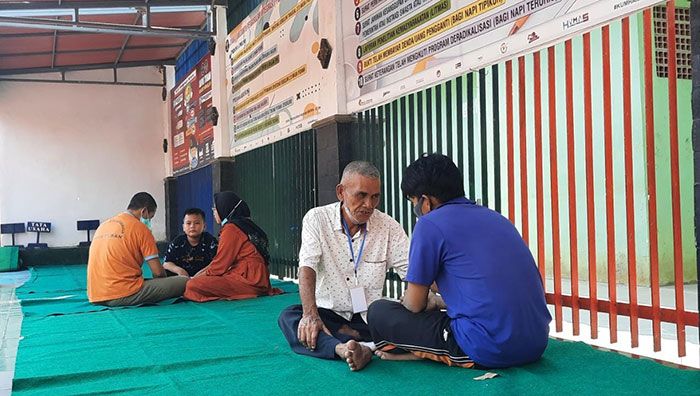 Setahun Lebih Tak Bertemu Anaknya, Pria ini Rela Datang dari Pasuruan ke Lapas Tuban Setahun Lebih Tak Bertemu Anaknya, Pria ini Rela Datang dari Pasuruan ke Lapas Tuban