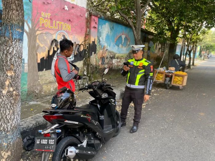 Nekat Lawan Arus di Simpang Empat Sate Nganjuk, Pemotor Ditilang ETLE Handheld