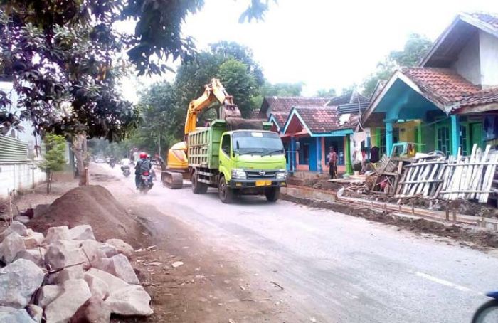 Proyek Jalan Wonorejo - Areng-areng Ganggu Pengguna Jalan