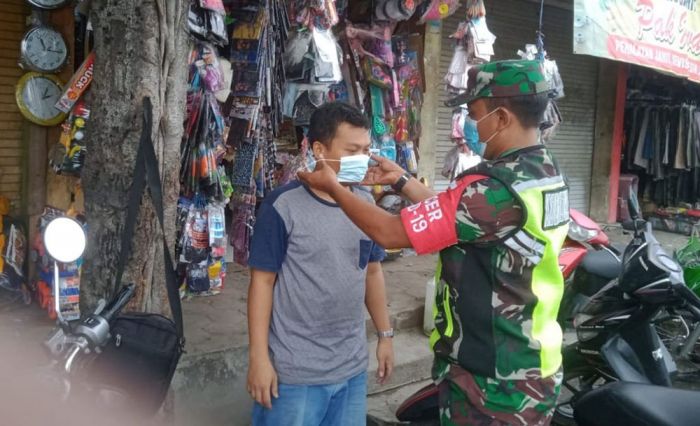 Tak Kenal Lelah, Satgas Covid-19 Tuban Ingatkan Warga tentang Prokes di Tempat Keramaian Tak Kenal Lelah, Satgas Covid-19 Tuban Ingatkan Warga tentang Prokes di Tempat Keramaian