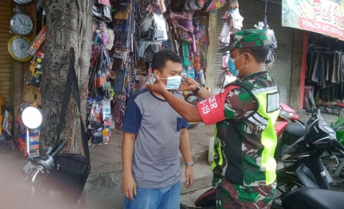 Tak Kenal Lelah, Satgas Covid-19 Tuban Ingatkan Warga tentang Prokes di Tempat Keramaian