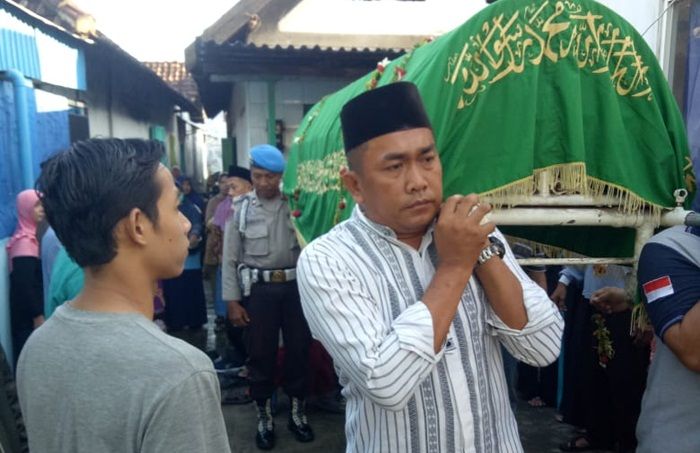 ​Peduli Sosial, Bhabinkamtibmas Polsek Krian Bantu Pemakaman Warga