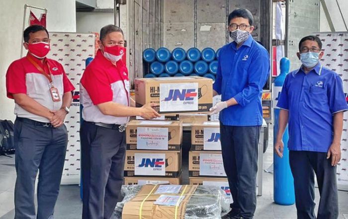JNE Galang Donasi dan Kirim Tabung Oksigen Gratis ke RS JNE Galang Donasi dan Kirim Tabung Oksigen Gratis ke RS