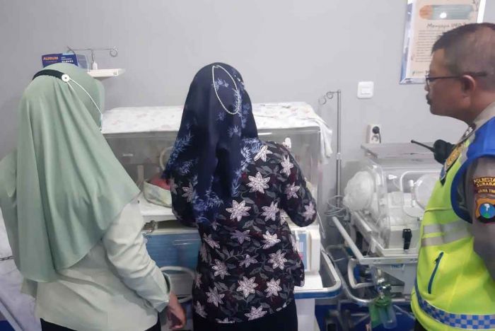 Penemuan Bayi di Atap Rumah, Polisi akan Periksa Pemilik Rumah Penemuan Bayi di Atap Rumah, Polisi akan Periksa Pemilik Rumah