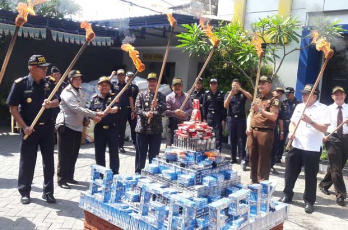 Bea Cukai Gresik Musnahkan Barang Sitaan Senilai Rp 1 Miliar Bea Cukai Gresik Musnahkan Barang Sitaan Senilai Rp 1 Miliar