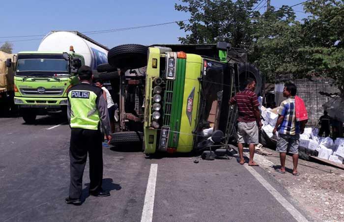 Truk Pengangkut Infus Terguling di Jalan Pantura Tuban Truk Pengangkut Infus Terguling di Jalan Pantura Tuban