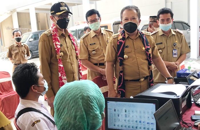 Targetkan Sekolah Lakukan PTM Semua, Bupati Hendy Kawal Percepatan Vaksinasi Pelajar Targetkan Sekolah Lakukan PTM Semua, Bupati Hendy Kawal Percepatan Vaksinasi Pelajar