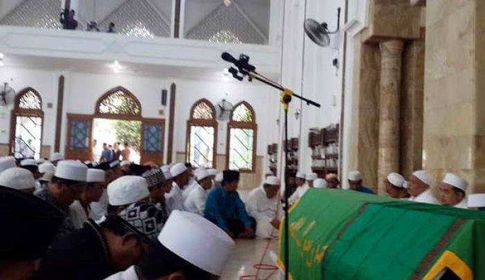 Ribuan Pelayat Iringi Pemakaman Pengasuh Ponpes Al-Amin Ribuan Pelayat Iringi Pemakaman Pengasuh Ponpes Al-Amin