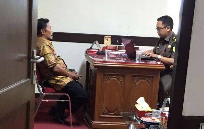Kejati Tahan Kades Kalimook Sumenep, Terlibat Korupsi Pengalihan Hak Atas Tanah Kejati Tahan Kades Kalimook Sumenep, Terlibat Korupsi Pengalihan Hak Atas Tanah