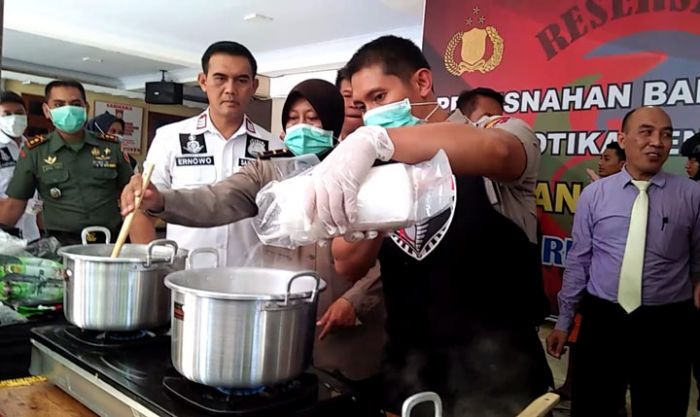 Polres Lumajang Musnahkan Barang Bukti 5 Kg Sabu, Tersangka Terancam Hukuman Mati Polres Lumajang Musnahkan Barang Bukti 5 Kg Sabu, Tersangka Terancam Hukuman Mati