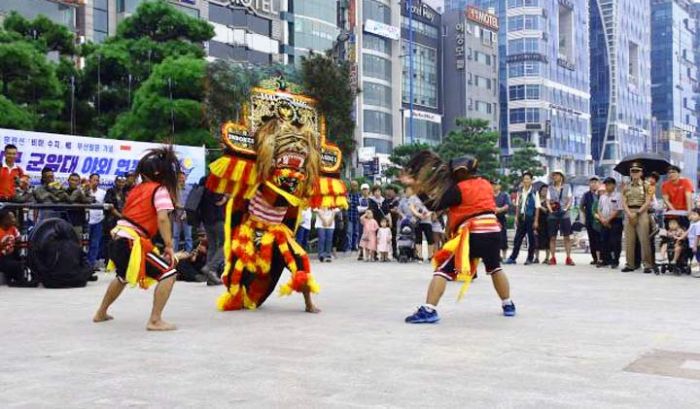 Seni Reog Ponorogo Prajurit KRI Bimasuci Tampil Memukau di Korea Selatan