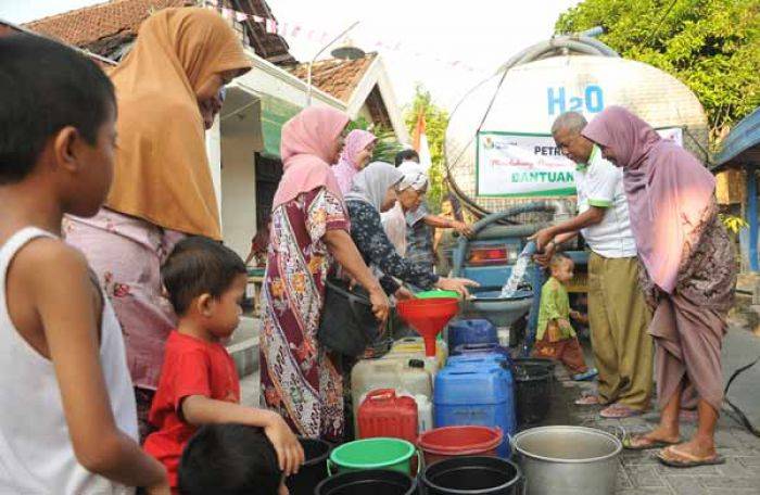 Peduli Korban Kekeringan, Petrokimia Gresik Dropping 1000 Truk Air Bersih Peduli Korban Kekeringan, Petrokimia Gresik Dropping 1000 Truk Air Bersih