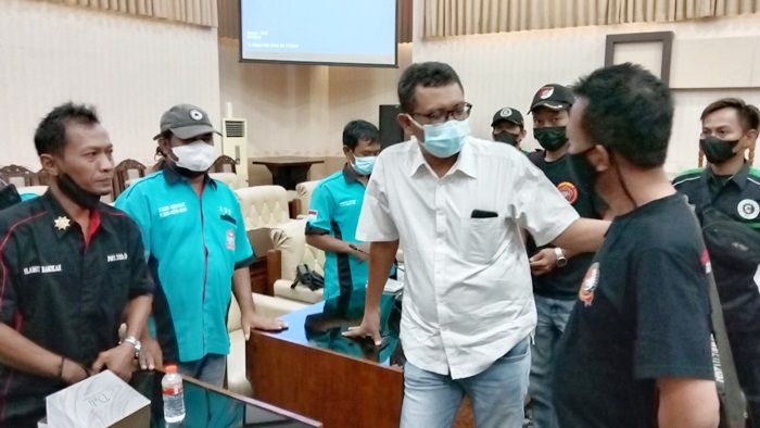 Minta Ada Kelonggaran Swab dan Rapid Test, Aliansi Pengemudi Wadul ke DPRD Banyuwangi Minta Ada Kelonggaran Swab dan Rapid Test, Aliansi Pengemudi Wadul ke DPRD Banyuwangi