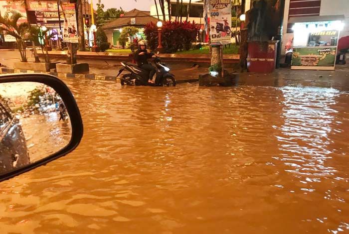 Tak Lama Diguyur Hujan, Kawasan Kota Pacitan Kembali Tergenang Air
