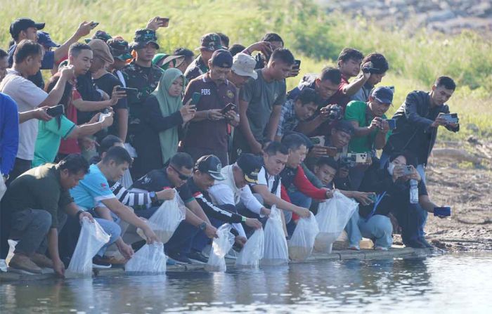 Pj Bupati Nganjuk Tebar Bibit Ikan di Bendungan Semantok Pj Bupati Nganjuk Tebar Bibit Ikan di Bendungan Semantok
