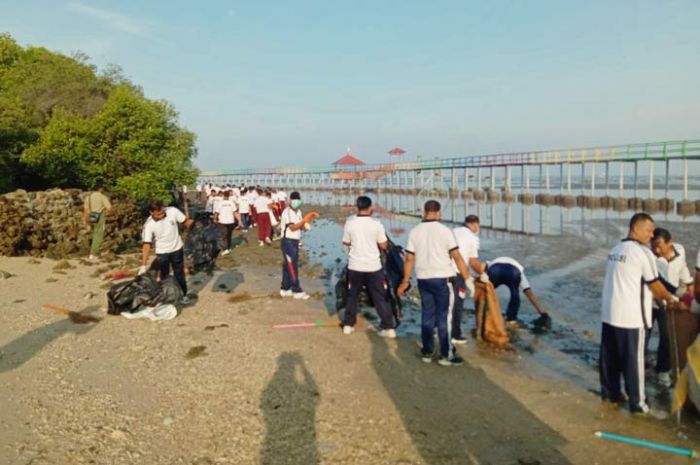 Polres Lamongan Bersihkan Sampah di Pantai Kutang